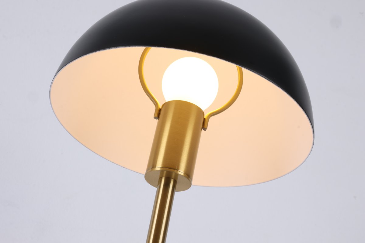 Dito 47cm Sort bordlampe Fra Nordic Lighting - Den sorte sk&aelig;rm og marmorbasen skaber et sofistikeret udtryk, mens stangen i skinnende guldfinish tilf&oslash;jer en varm og luksuri&oslash;s fornemmelse.