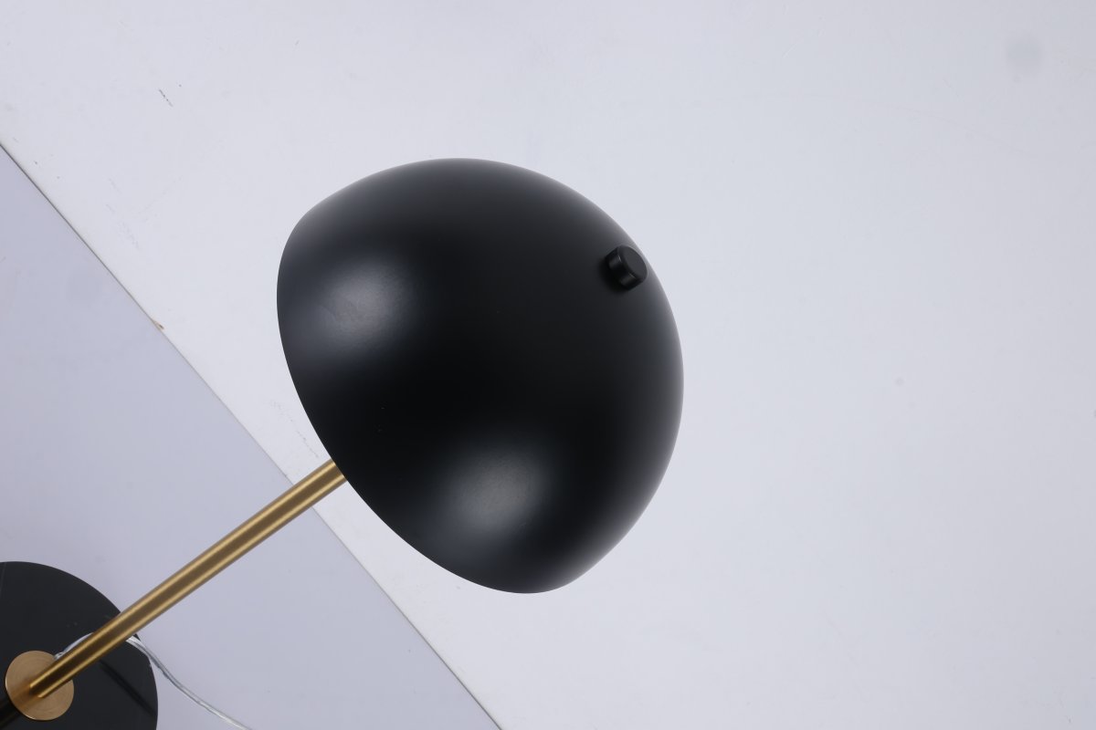 Dito 47cm Sort bordlampe Fra Nordic Lighting - Den sorte sk&aelig;rm og marmorbasen skaber et sofistikeret udtryk, mens stangen i skinnende guldfinish tilf&oslash;jer en varm og luksuri&oslash;s fornemmelse.