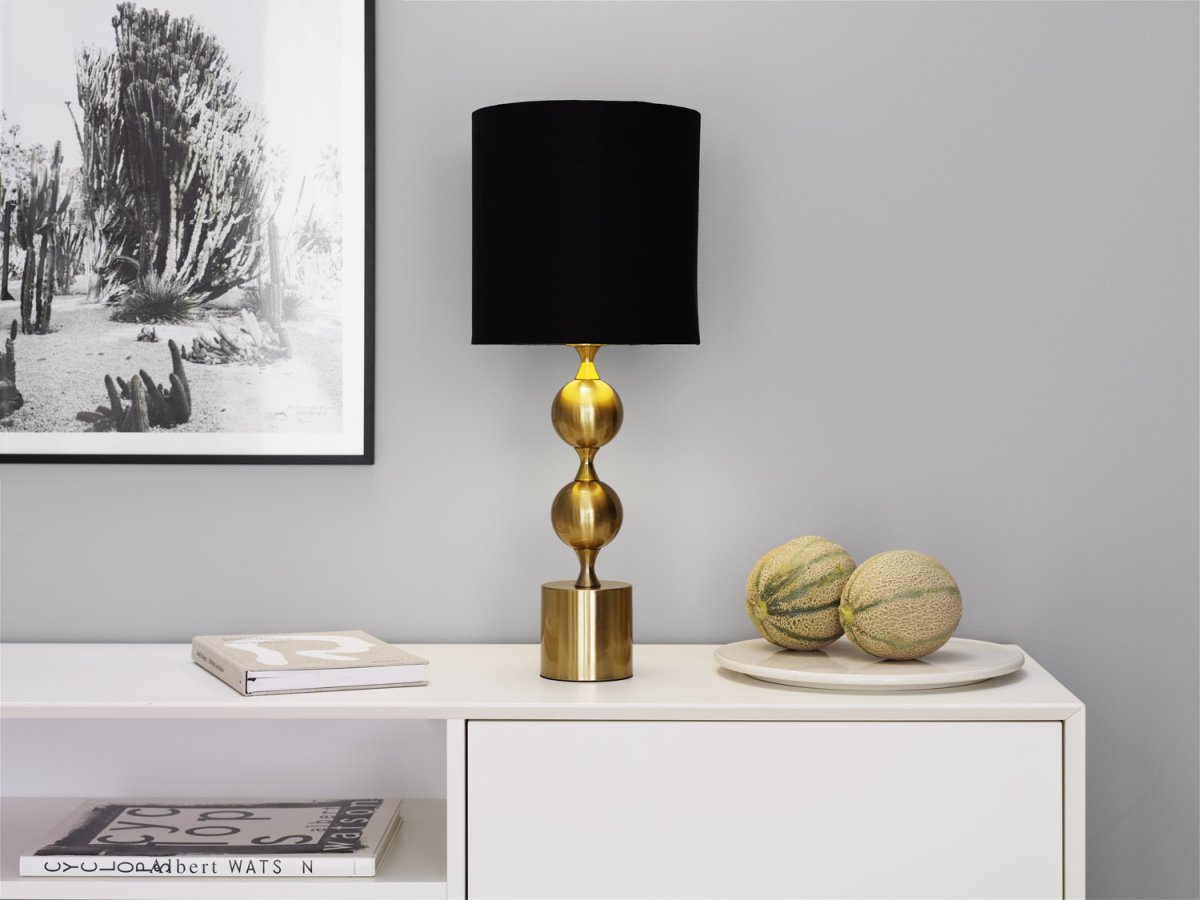 Prakt 60cm Børstet messing bordlampe Fra Cottex - Splendid bordlampe i metal og tekstil er en elegant og i&oslash;jnefaldende lampe, der giver rummet et sofistikeret touch.