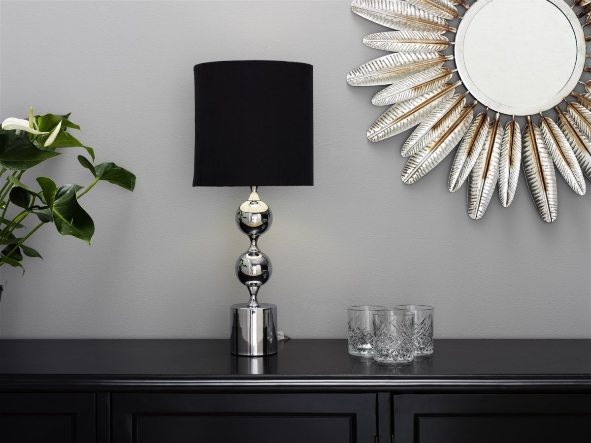 Prakt 60cm Chrom bordlampe Fra Cottex - Splendid bordlampe i metal og tekstil er en elegant og i&oslash;jnefaldende lampe, der giver rummet et sofistikeret touch.