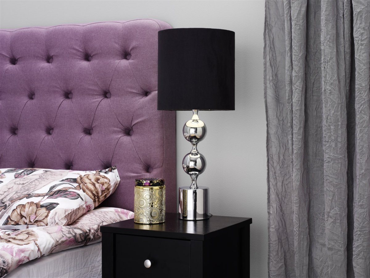 Prakt 60cm Chrom bordlampe Fra Cottex - Splendid bordlampe i metal og tekstil er en elegant og i&oslash;jnefaldende lampe, der giver rummet et sofistikeret touch.