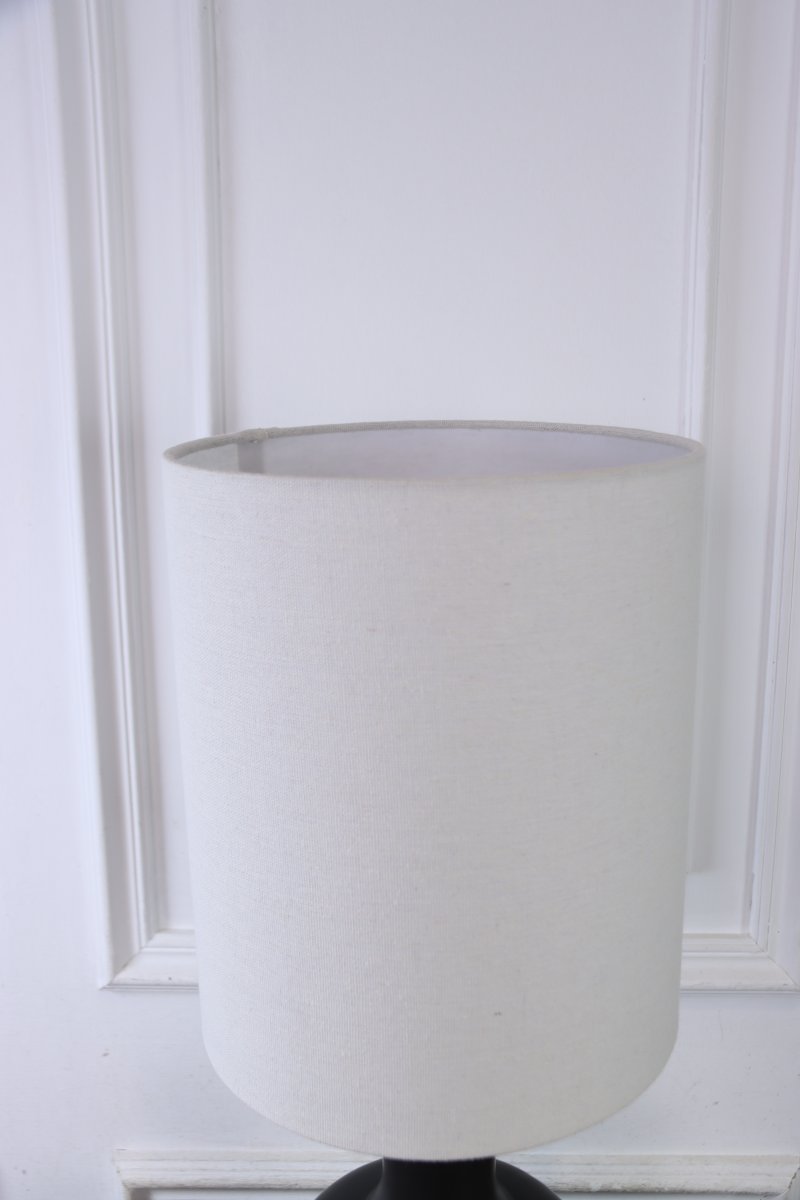 Lill Boda 52cm Sort bordlampe Fra Nordic Lighting - Lill Boda er en stilfuld bordlampe i keramik med en glat, sort lampefod, der giver et bl&oslash;dt og harmonisk udtryk.