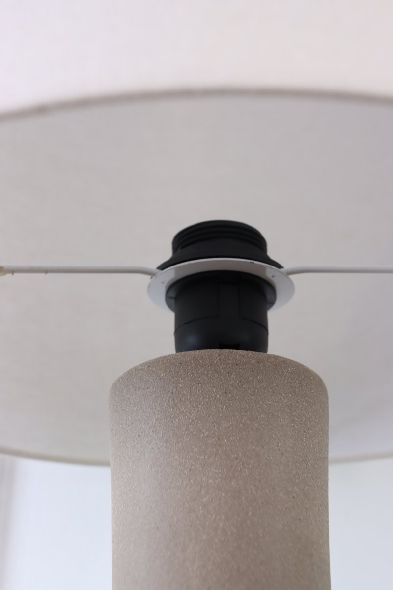 Boda 78cm Sand bordlampe Fra Nordic Lighting - Boda er en stilfuld bordlampe i keramik med en naturlig sandfarvet fod, der giver et bl&oslash;dt og harmonisk udtryk.