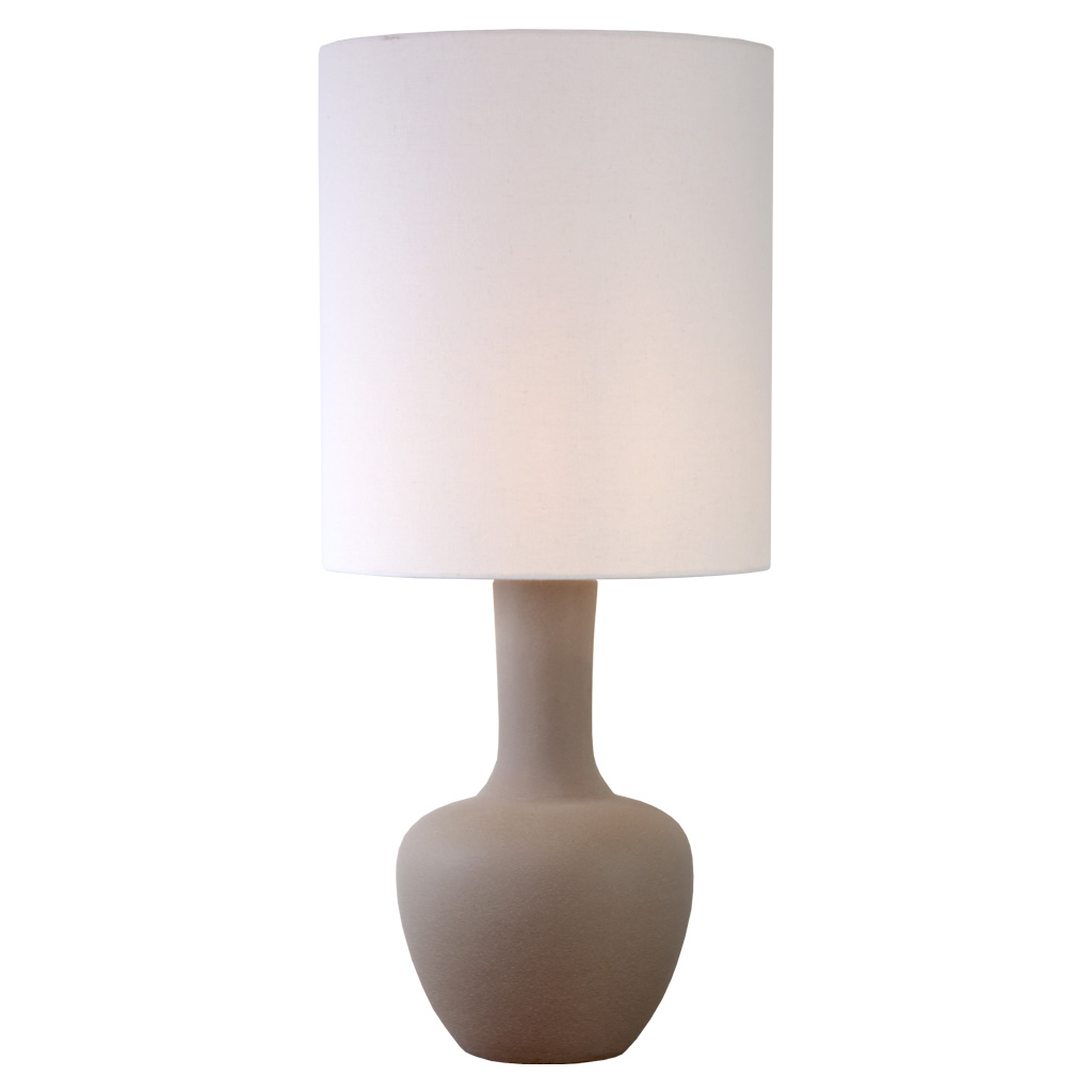 Boda 78cm Sand bordlampe Fra Nordic Lighting - Boda er en stilfuld bordlampe i keramik med en naturlig sandfarvet fod, der giver et bl&oslash;dt og harmonisk udtryk.