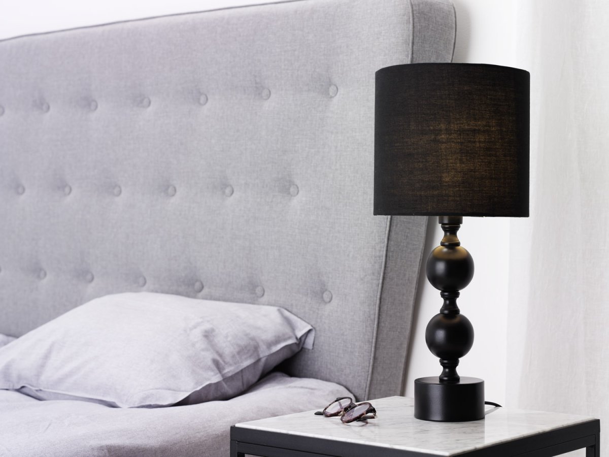 Pompa 46cm Sort bordlampe Fra Cottex - Pompa bordlampe i metal og tekstil er en elegant og iøjnefaldende lampe, der giver rummet et sofistikeret touch.