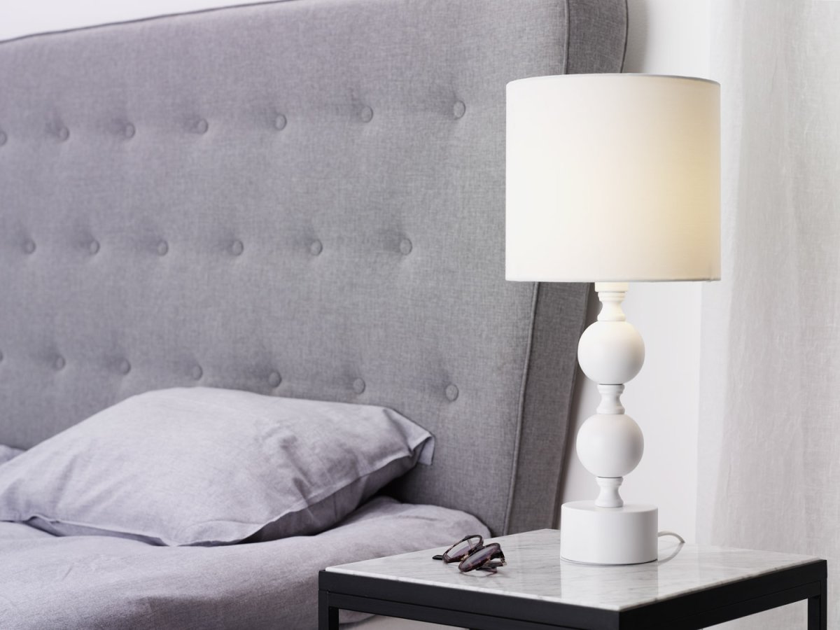 Pompa 46cm Hvid bordlampe Fra Cottex - Pompa bordlampe i metal og tekstil er en elegant og iøjnefaldende lampe, der giver rummet et sofistikeret touch.