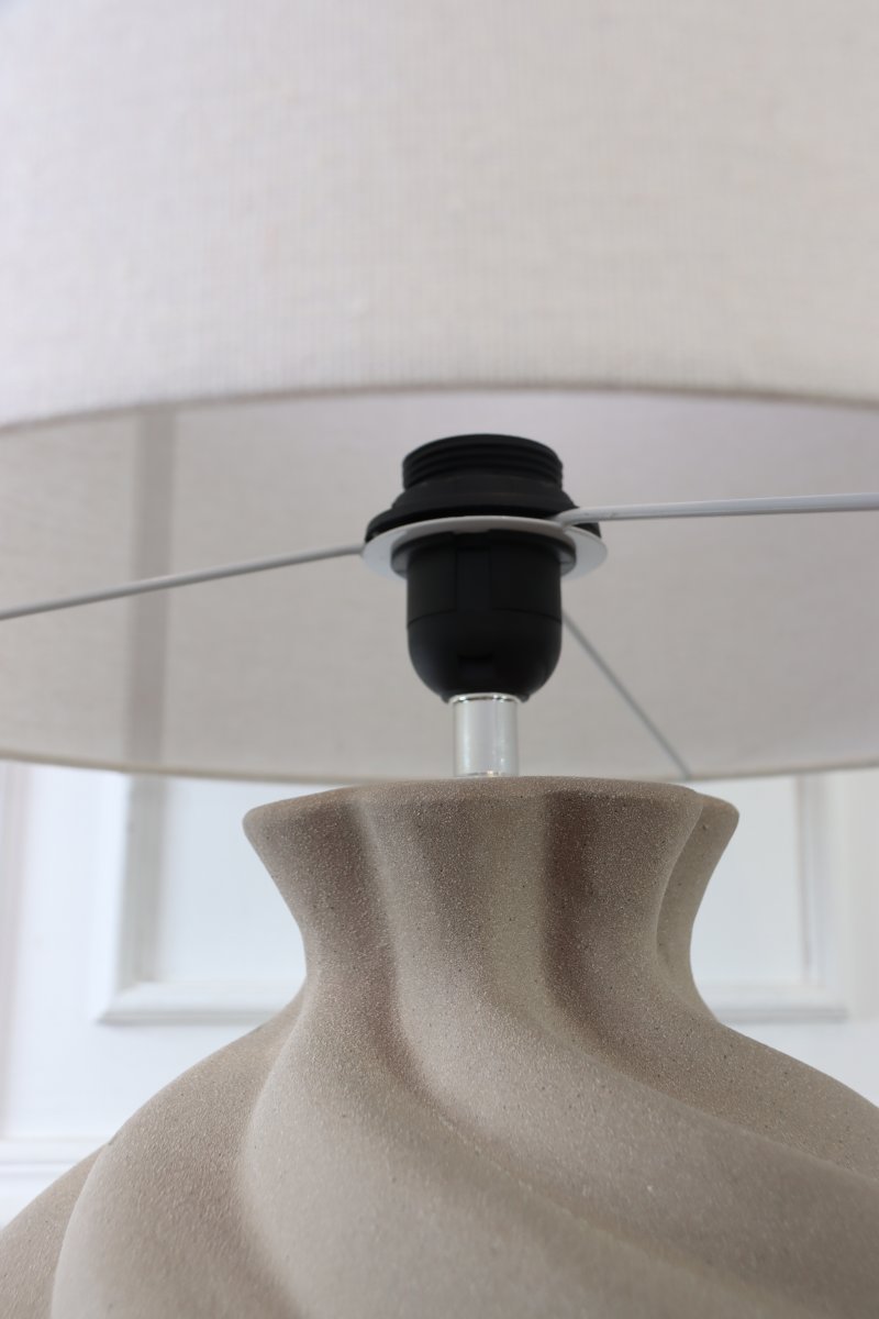 Vindel 52cm Sand bordlampe Fra Lampan - Lampefoden i keramik har en sandfarvet, struktureret overflade og et bl&oslash;dt hvirvlende design, der giver et livligt og skulpturelt udtryk.