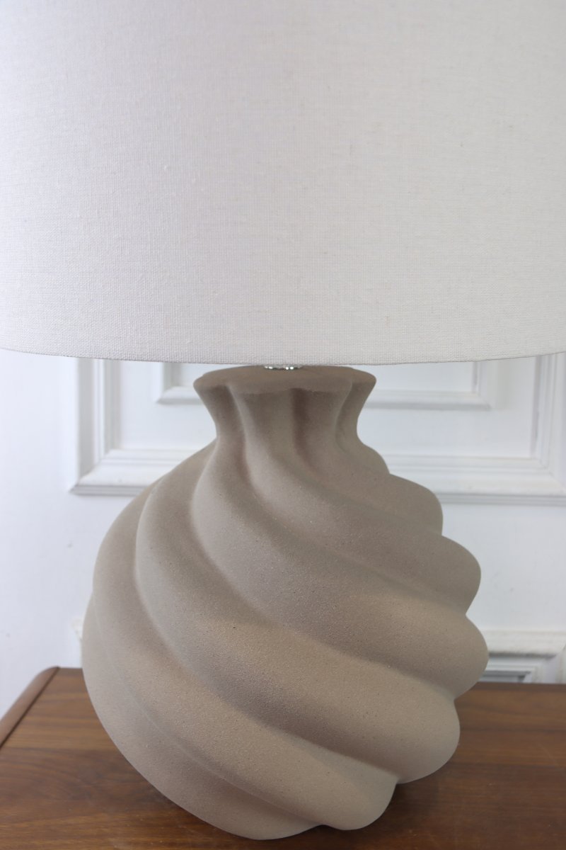 Vindel 52cm Sand bordlampe Fra Lampan - Lampefoden i keramik har en sandfarvet, struktureret overflade og et bl&oslash;dt hvirvlende design, der giver et livligt og skulpturelt udtryk.