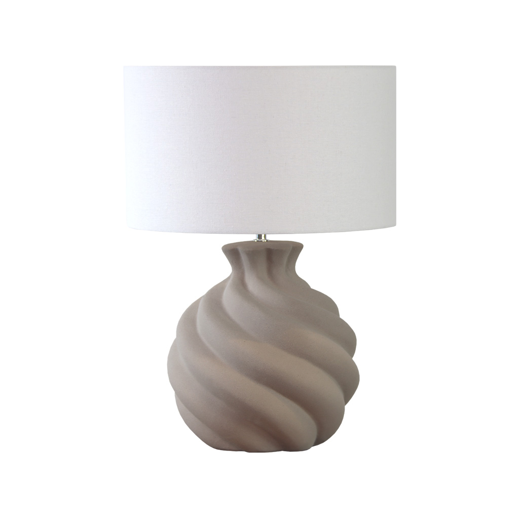 Vindel 52cm Sand bordlampe Fra Lampan - Lampefoden i keramik har en sandfarvet, struktureret overflade og et bl&oslash;dt hvirvlende design, der giver et livligt og skulpturelt udtryk.