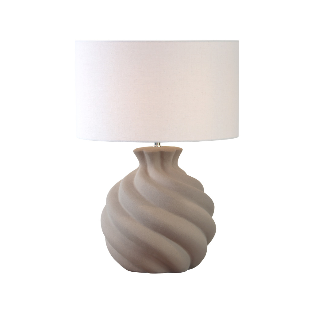 Vindel 52cm Sand bordlampe Fra Lampan - Lampefoden i keramik har en sandfarvet, struktureret overflade og et bl&oslash;dt hvirvlende design, der giver et livligt og skulpturelt udtryk.