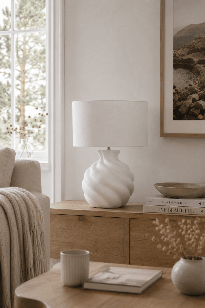 Vindel 52cm Hvid bordlampe Fra Lampan - Lampefoden i keramik har en hvid, struktureret overflade og et bl&oslash;dt hvirvlende design, der giver et livligt og skulpturelt udtryk.