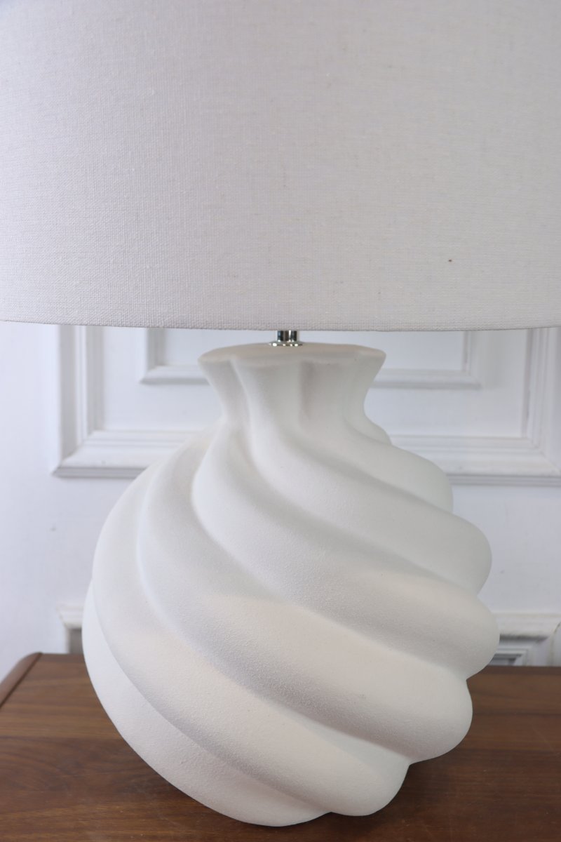 Vindel 52cm Hvid bordlampe Fra Lampan - Lampefoden i keramik har en hvid, struktureret overflade og et bl&oslash;dt hvirvlende design, der giver et livligt og skulpturelt udtryk.