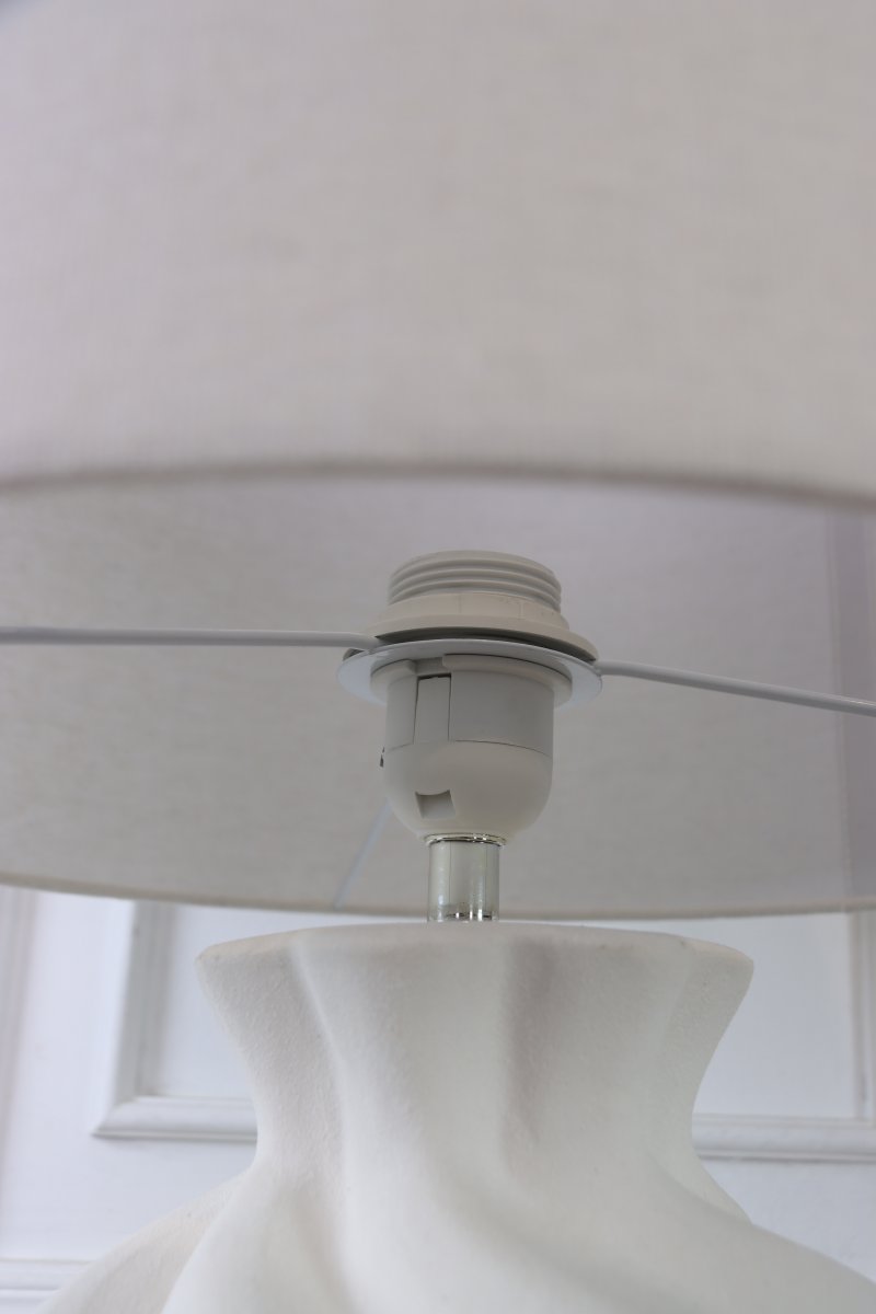 Vindel 52cm Hvid bordlampe Fra Lampan - Lampefoden i keramik har en hvid, struktureret overflade og et bl&oslash;dt hvirvlende design, der giver et livligt og skulpturelt udtryk.