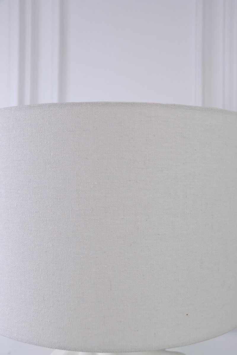 Vindel 52cm Hvid bordlampe Fra Lampan - Lampefoden i keramik har en hvid, struktureret overflade og et bl&oslash;dt hvirvlende design, der giver et livligt og skulpturelt udtryk.
