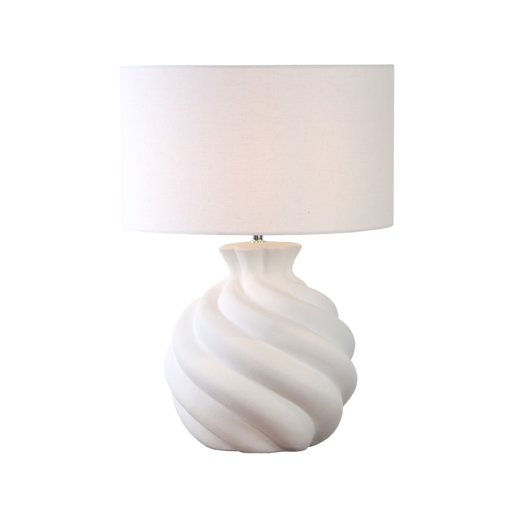 Vindel 52cm Hvid bordlampe Fra Lampan - Lampefoden i keramik har en hvid, struktureret overflade og et bl&oslash;dt hvirvlende design, der giver et livligt og skulpturelt udtryk.