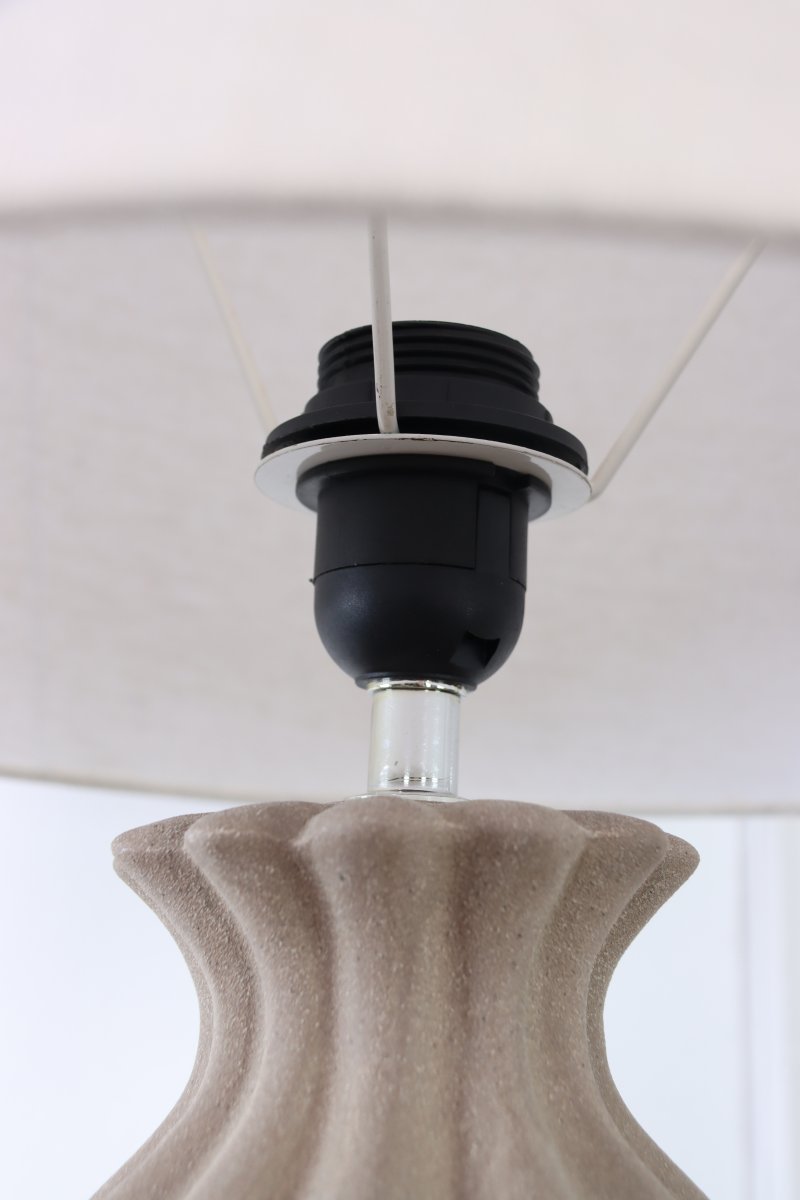 Amfora 67cm Sand bordlampe Fra Lampan - Lampefoden i keramik har en smukt formet silhuet med bl&oslash;de linjer og en struktureret overflade i sandfarve, der giver et naturligt og harmonisk udtryk.