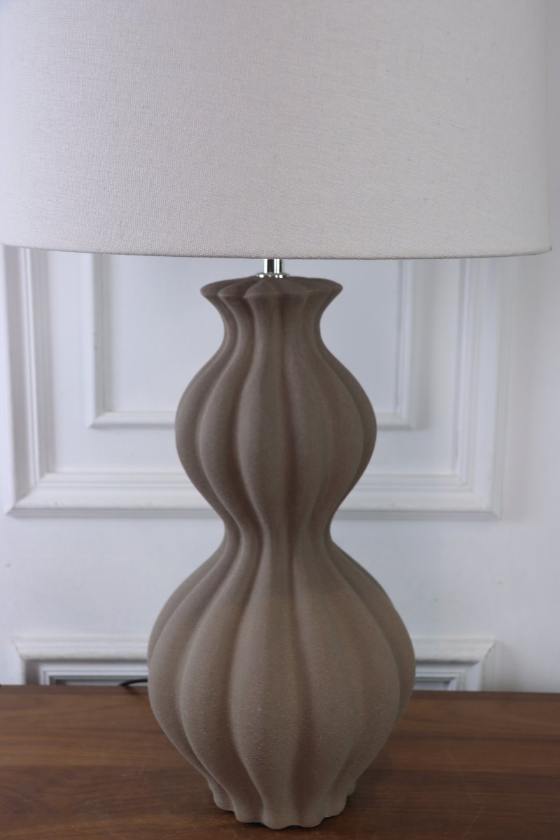 Amfora 67cm Sand bordlampe Fra Lampan - Lampefoden i keramik har en smukt formet silhuet med bl&oslash;de linjer og en struktureret overflade i sandfarve, der giver et naturligt og harmonisk udtryk.