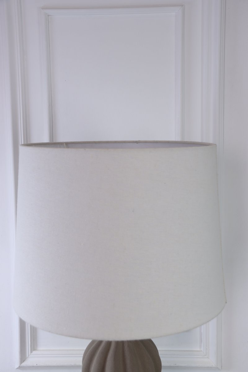 Amfora 67cm Sand bordlampe Fra Lampan - Lampefoden i keramik har en smukt formet silhuet med bl&oslash;de linjer og en struktureret overflade i sandfarve, der giver et naturligt og harmonisk udtryk.