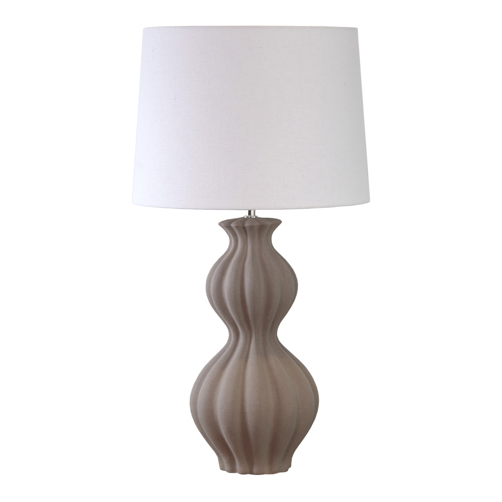Amfora 67cm Sand bordlampe Fra Lampan - Lampefoden i keramik har en smukt formet silhuet med bl&oslash;de linjer og en struktureret overflade i sandfarve, der giver et naturligt og harmonisk udtryk.