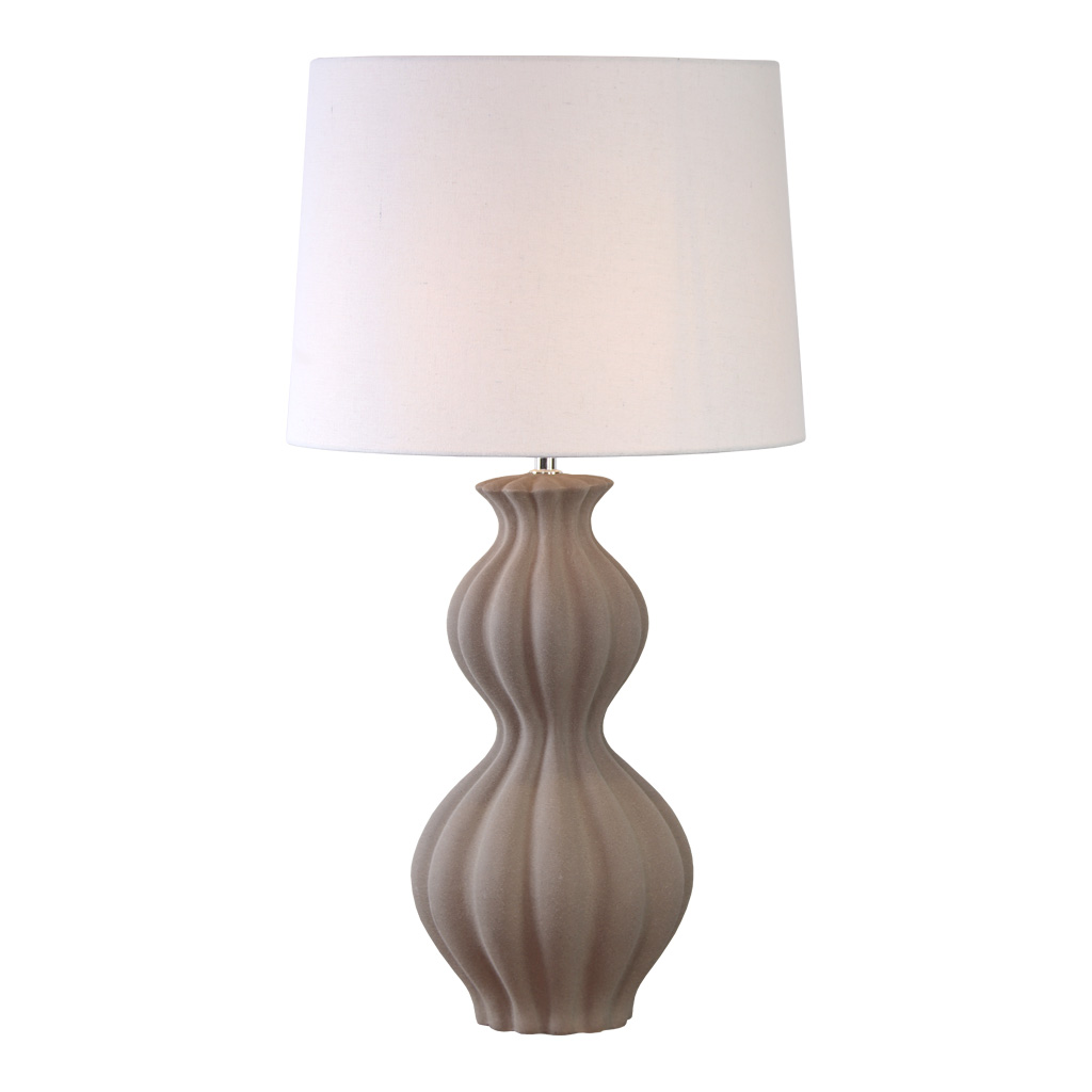 Amfora 67cm Sand bordlampe Fra Lampan - Lampefoden i keramik har en smukt formet silhuet med bl&oslash;de linjer og en struktureret overflade i sandfarve, der giver et naturligt og harmonisk udtryk.