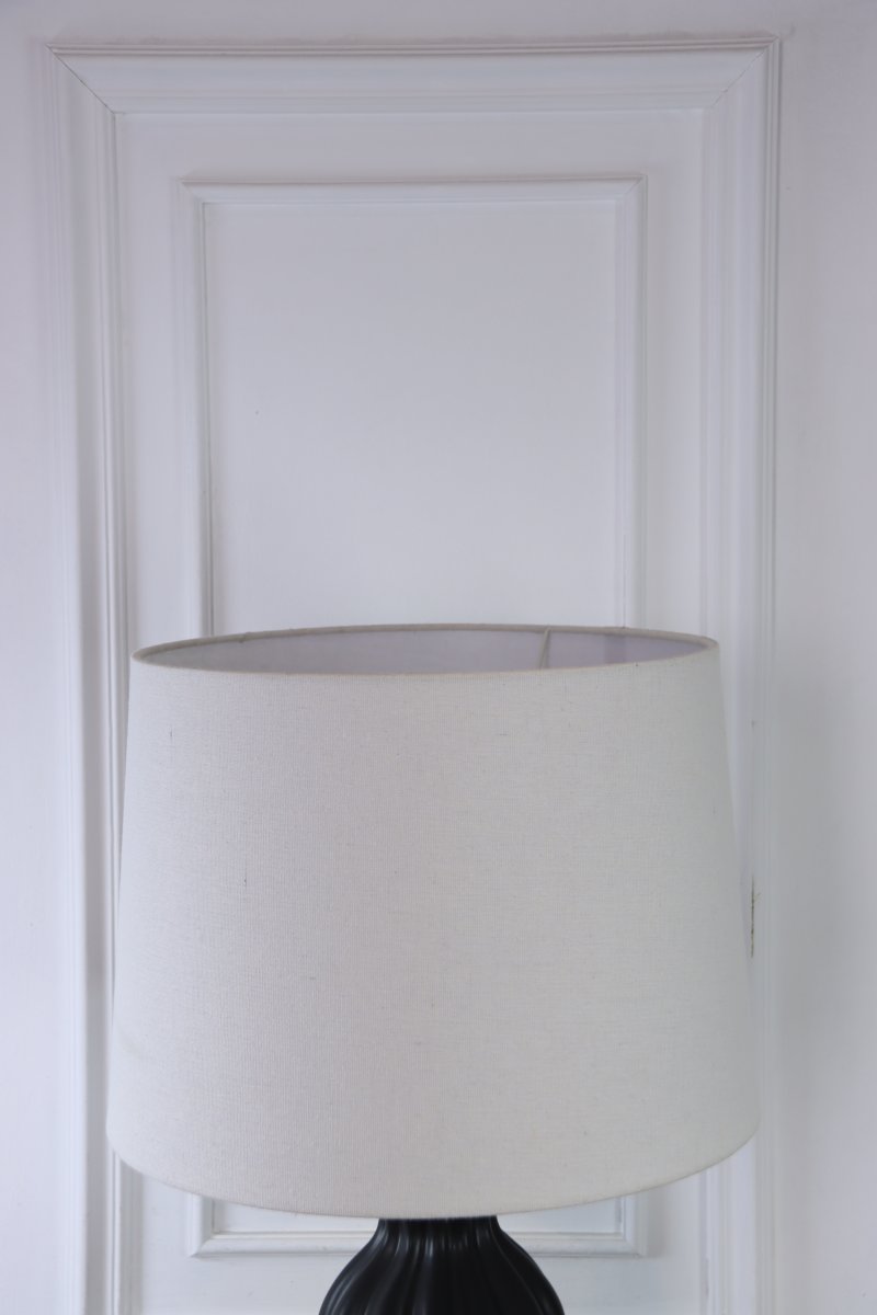 Amfora 67cm Sort bordlampe Fra Lampan - Lampefoden i keramik har en smukt formet silhuet med bl&oslash;de linjer og en glat overflade i sort, der giver et harmonisk udtryk.