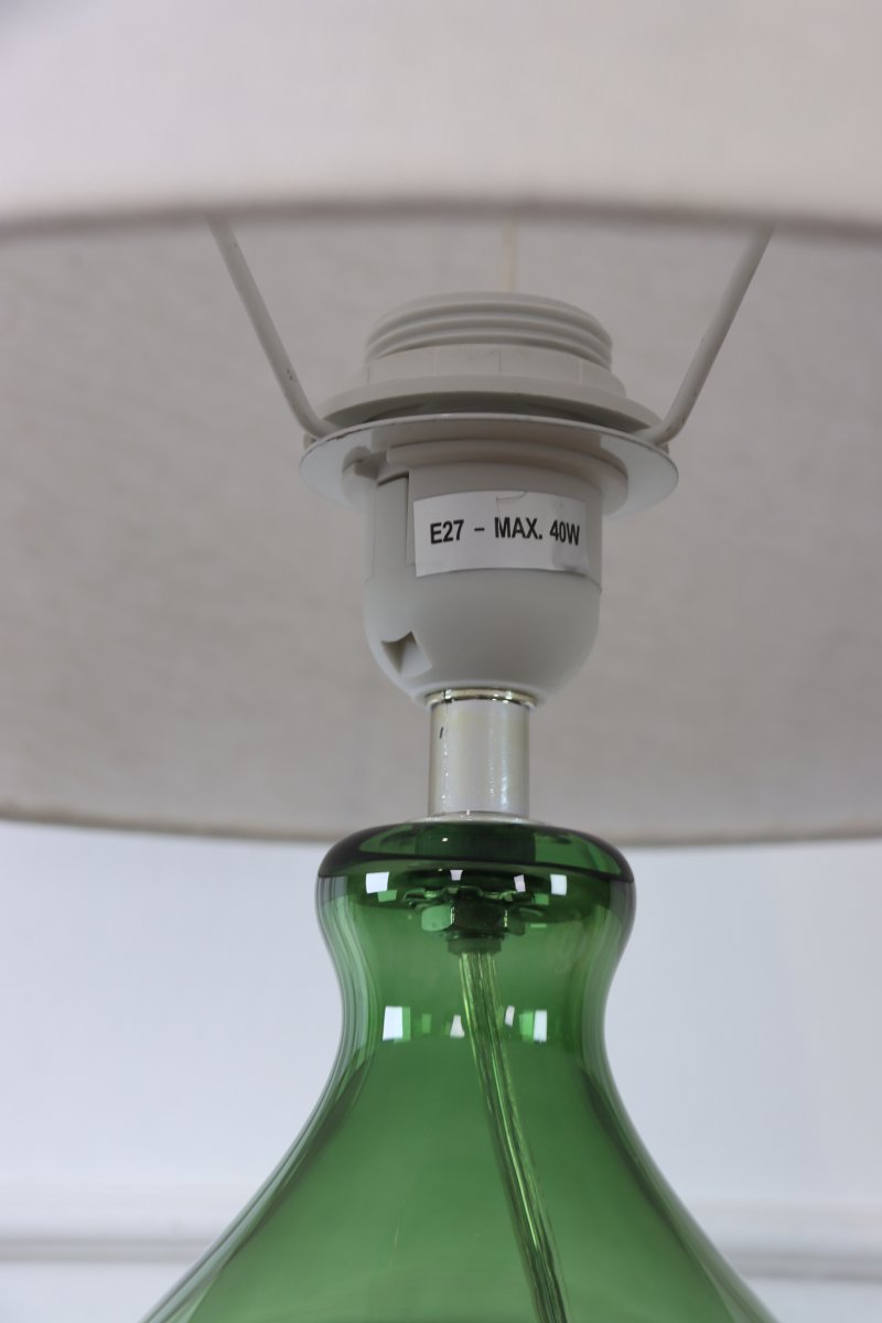 Tasso 55cm Grøn bordlampe Fra Lampan - Tasso passer lige godt p&aring; et sidebord, et skrivebord eller et natbord og tilf&oslash;jer b&aring;de farve og karakter til interi&oslash;ret.