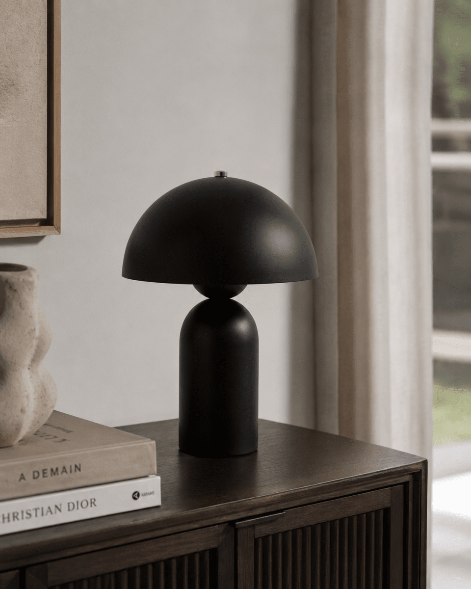 Capello 35cm Sort bordlampe Fra Nordic Lighting - Den dekorative kromdetalje p&aring; toppen giver et elegant l&oslash;ft og g&oslash;r lampen til et smukt indslag i b&aring;de sovev&aelig;relser, stuer og entreer.