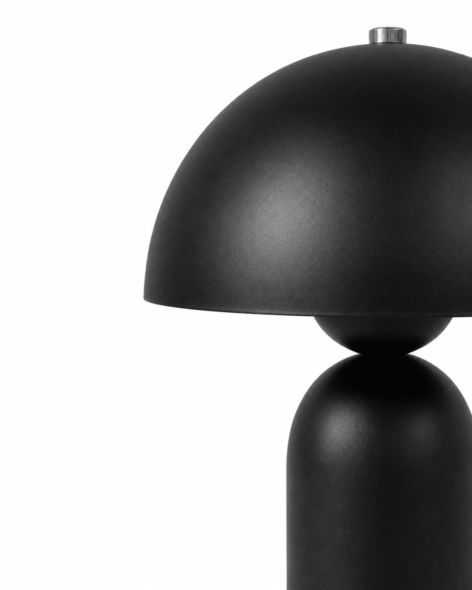 Capello 35cm Sort bordlampe Fra Nordic Lighting - Den dekorative kromdetalje p&aring; toppen giver et elegant l&oslash;ft og g&oslash;r lampen til et smukt indslag i b&aring;de sovev&aelig;relser, stuer og entreer.