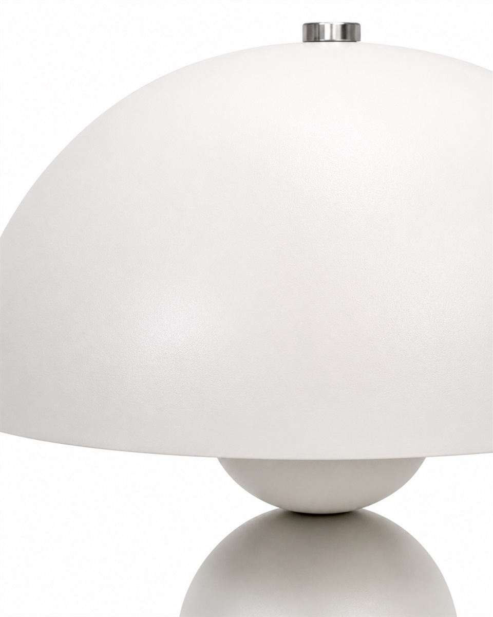 Capello 35cm Hvid bordlampe Fra Nordic Lighting - Den dekorative kromdetalje p&aring; toppen giver et elegant l&oslash;ft og g&oslash;r lampen til et smukt indslag i b&aring;de sovev&aelig;relser, stuer og entreer.