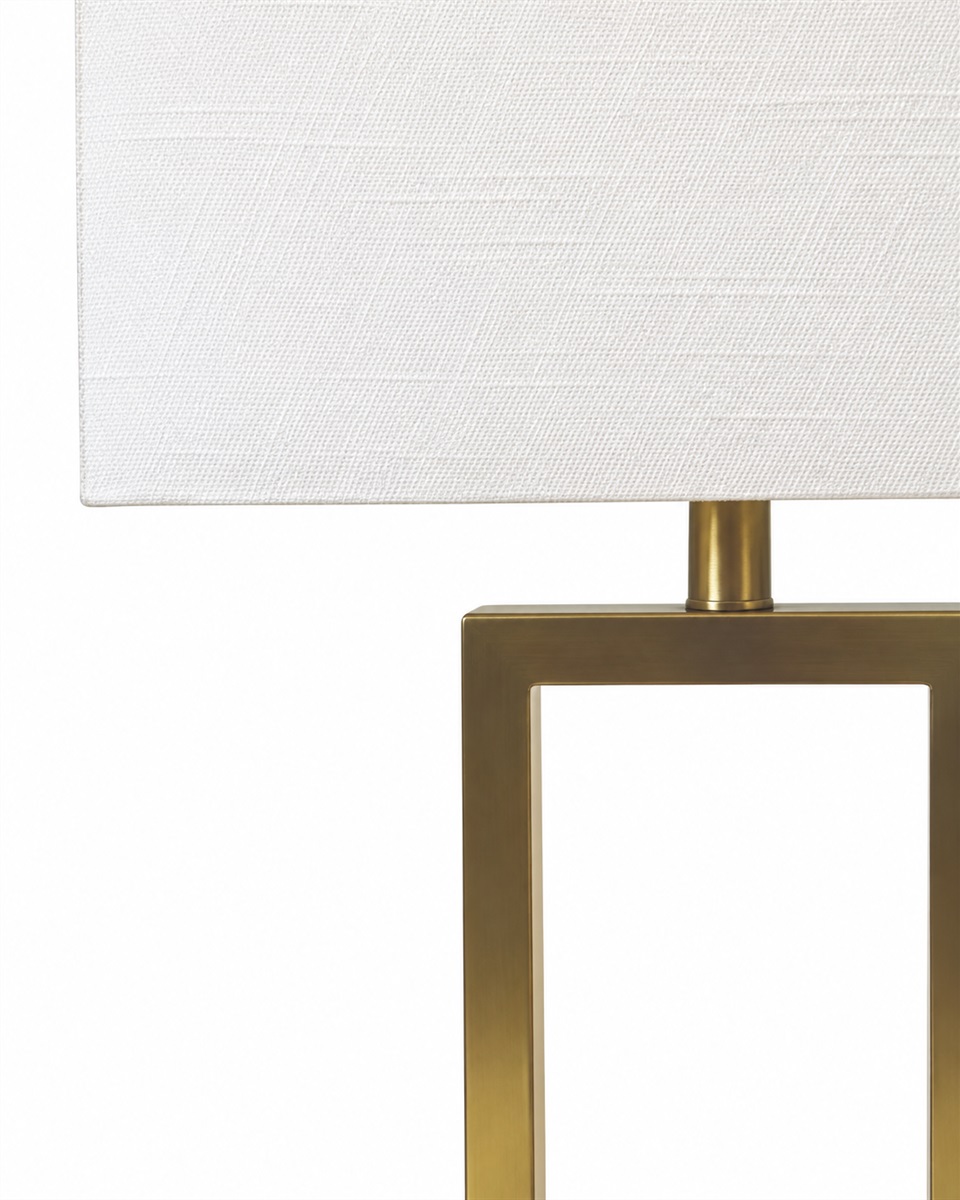 Gemma 52cm Messing bordlampe Fra Nordic Lighting - En elegant bordlampe i metal med en stilfuld messingfinish, der giver et varmt og eksklusivt indtryk.
