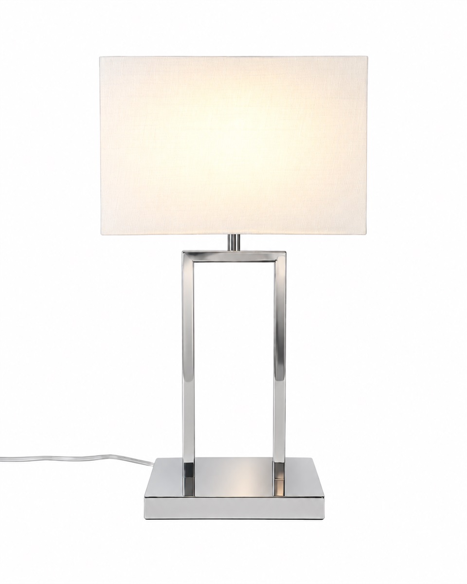 Gemma 52cm Krom bordlampe Fra Nordic Lighting - Den hvide, rektangul&aelig;re lampesk&aelig;rm i tekstil spreder et bl&oslash;dt og behageligt lys, der passer perfekt i b&aring;de sovev&aelig;relser, stuer og entreer.