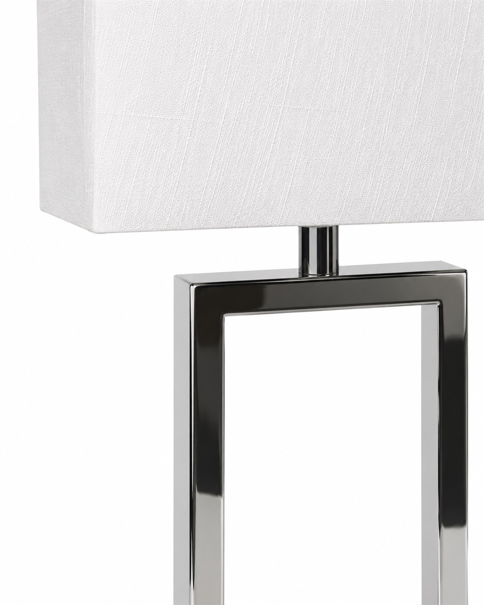 Gemma 52cm Krom bordlampe Fra Nordic Lighting - Den hvide, rektangul&aelig;re lampesk&aelig;rm i tekstil spreder et bl&oslash;dt og behageligt lys, der passer perfekt i b&aring;de sovev&aelig;relser, stuer og entreer.