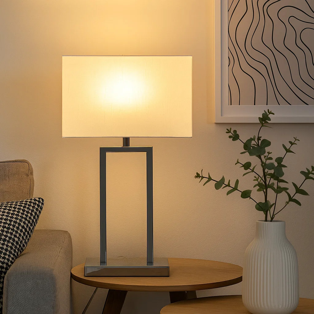 Gemma 52cm Krom bordlampe Fra Nordic Lighting - Den hvide, rektangul&aelig;re lampesk&aelig;rm i tekstil spreder et bl&oslash;dt og behageligt lys, der passer perfekt i b&aring;de sovev&aelig;relser, stuer og entreer.