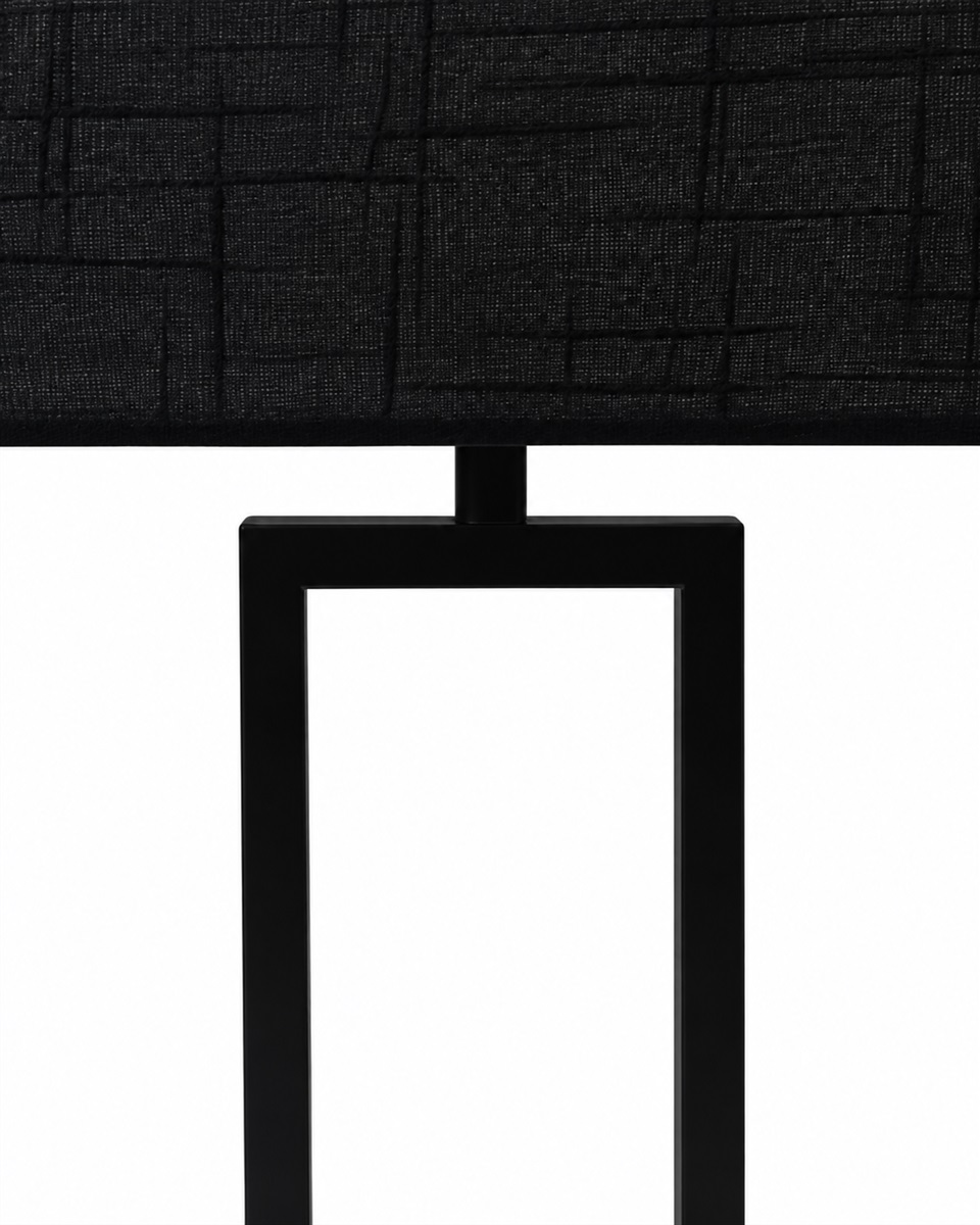 Gemma 52cm Sort bordlampe Fra Nordic Lighting - En stilfuld bordlampe i metal med sort finish, der giver et industrielt og eksklusivt indtryk.