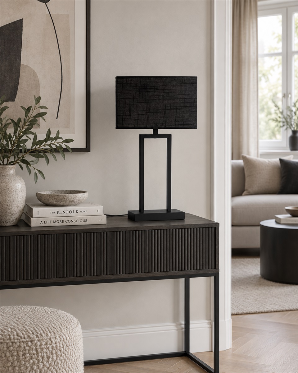 Gemma 52cm Sort bordlampe Fra Nordic Lighting - En stilfuld bordlampe i metal med sort finish, der giver et industrielt og eksklusivt indtryk.