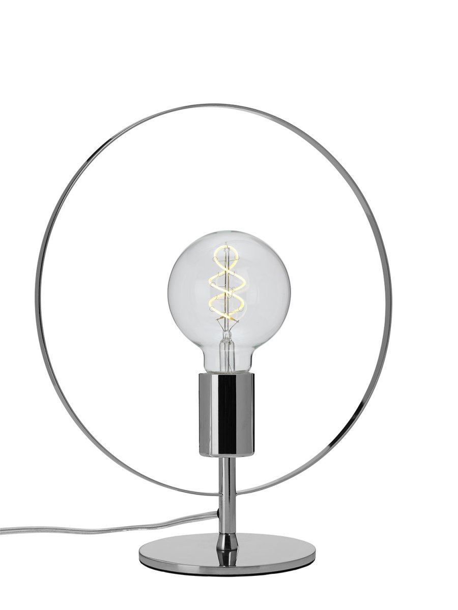 Spartan ringo 35cm Chrom bordlampe Fra Cottex - Spartansk Ringo bordlampe i metal er en moderne og minimalistisk lampe, der trækker øjet med sit elegante cirkulære design.