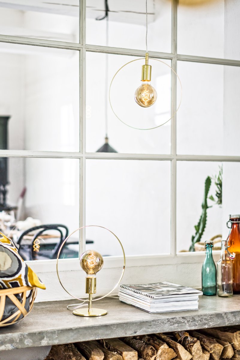 Spartan ringo 35cm Messing bordlampe Fra Cottex - Spartansk Ringo bordlampe i metal er en moderne og minimalistisk lampe, der tr&aelig;kker &oslash;jet med sit elegante cirkul&aelig;re design.