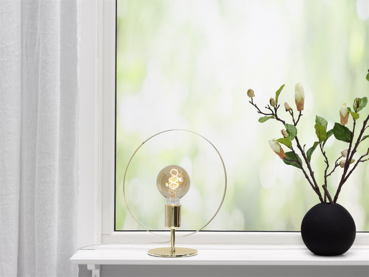 Spartan ringo 35cm Messing bordlampe Fra Cottex - Spartansk Ringo bordlampe i metal er en moderne og minimalistisk lampe, der tr&aelig;kker &oslash;jet med sit elegante cirkul&aelig;re design.