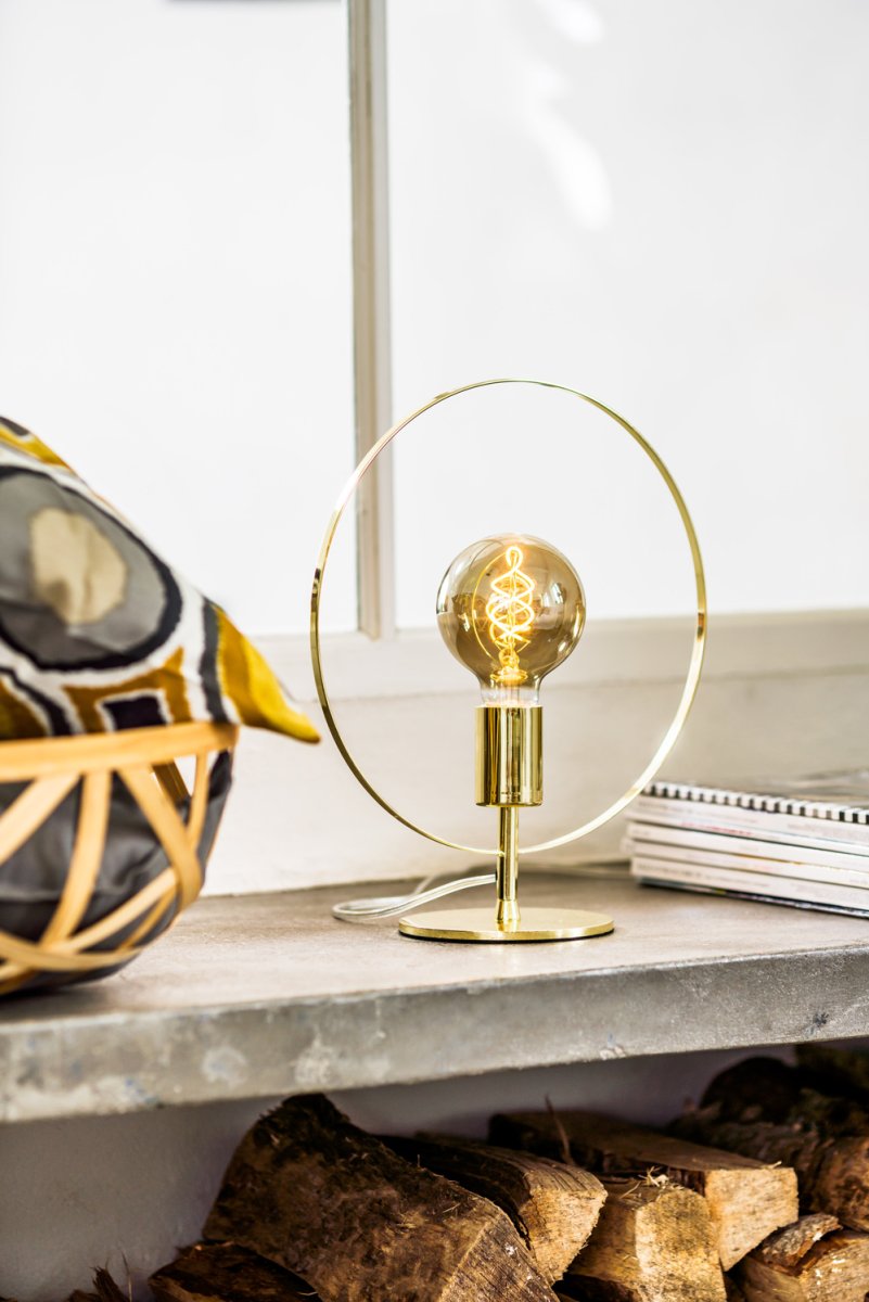 Spartan ringo 35cm Messing bordlampe Fra Cottex - Spartansk Ringo bordlampe i metal er en moderne og minimalistisk lampe, der tr&aelig;kker &oslash;jet med sit elegante cirkul&aelig;re design.