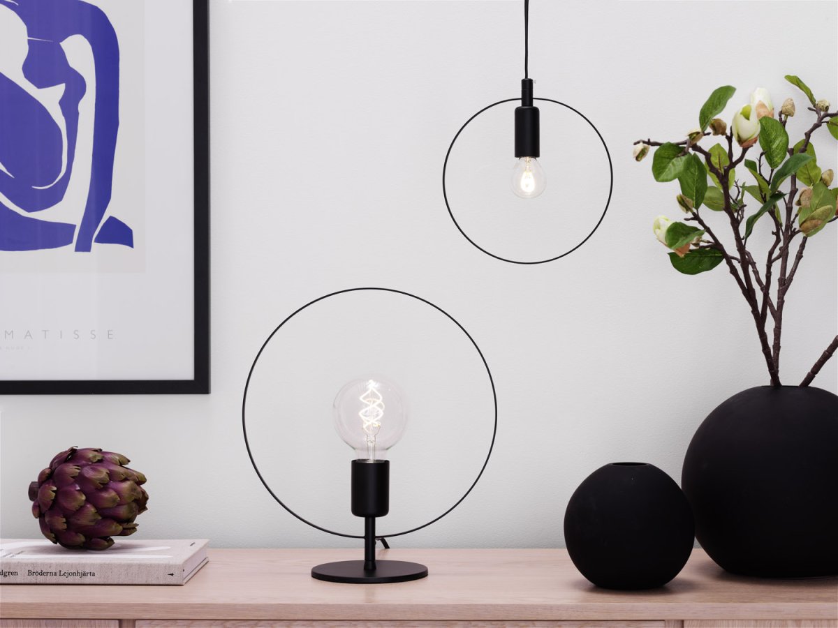 Spartan ringo 35cm Sort bordlampe Fra Cottex - Spartansk Ringo bordlampe i metal er en moderne og minimalistisk lampe, der trækker øjet med sit elegante cirkulære design.