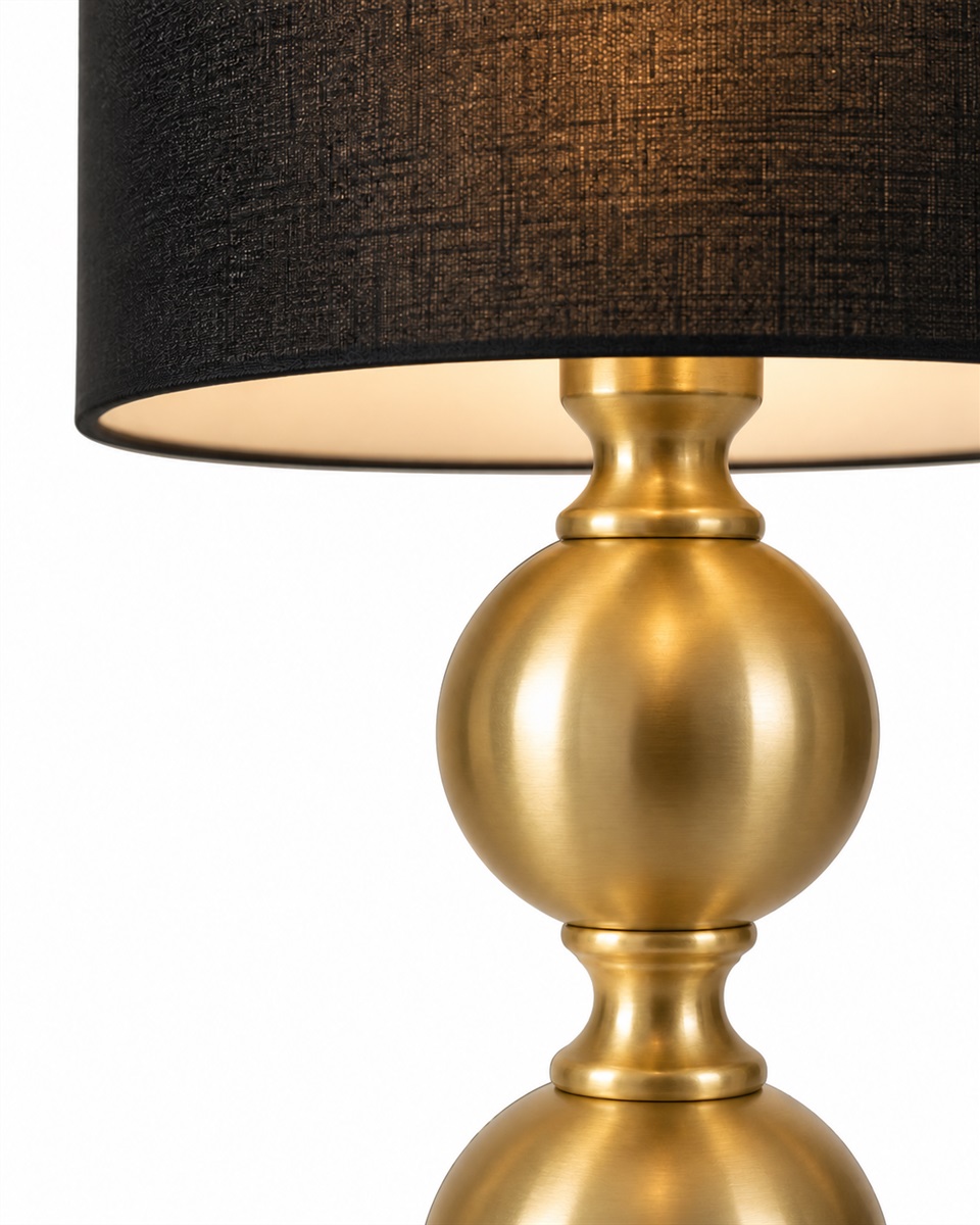 Circolo 48cm Messing/sort bordlampe Fra Nordic Lighting - Circolo bordlampen kombinerer en dekorativ metalbase med en elegant messingfinish og en klassisk sort linnedsk&aelig;rm.