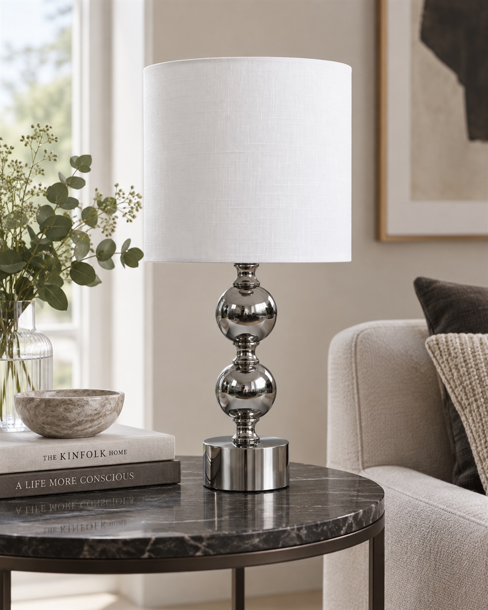Circolo 48cm Krom/hvid bordlampe Fra Nordic Lighting - Circolo bordlampen kombinerer en dekorativ metalbase med en elegant kromfinish og en klassisk hvid linnedsk&aelig;rm.