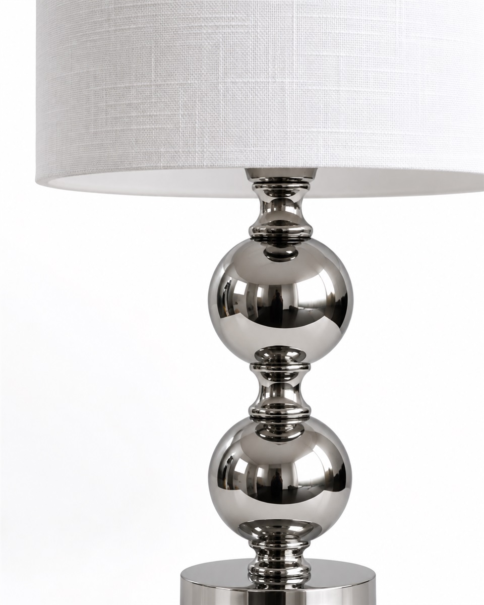 Circolo 48cm Krom/hvid bordlampe Fra Nordic Lighting - Circolo bordlampen kombinerer en dekorativ metalbase med en elegant kromfinish og en klassisk hvid linnedsk&aelig;rm.