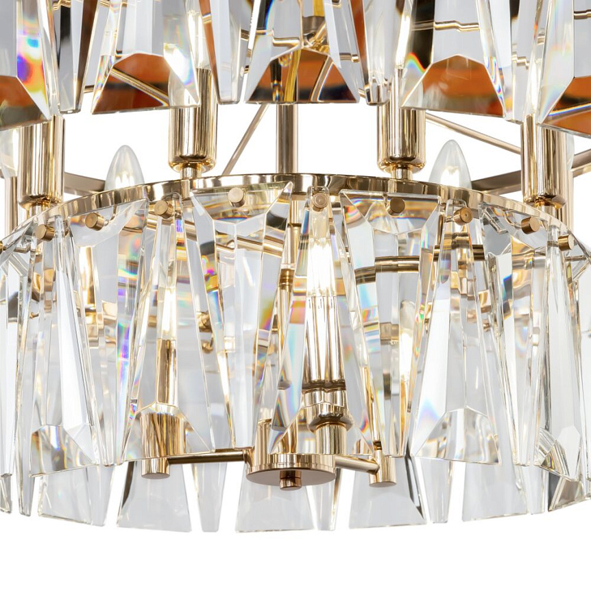 Puntes Ø68 Guld krystal Fra Maytoni - Puntes er en elegant loftslysekrone i guldfarvet metal med funklende prismer, der omgiver lyskilderne og skaber et magisk lysspil, n&aring;r lampen er t&aelig;ndt.