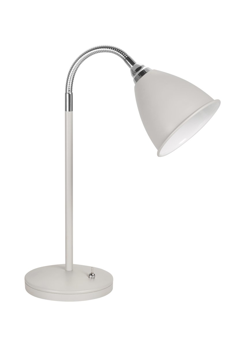 Smögen 45cm Sand skrivebordslampe Fra Armaturhantverk - Lampen har en praktisk afbryder på bunden og passer ind i både moderne og klassiske interiørstile.