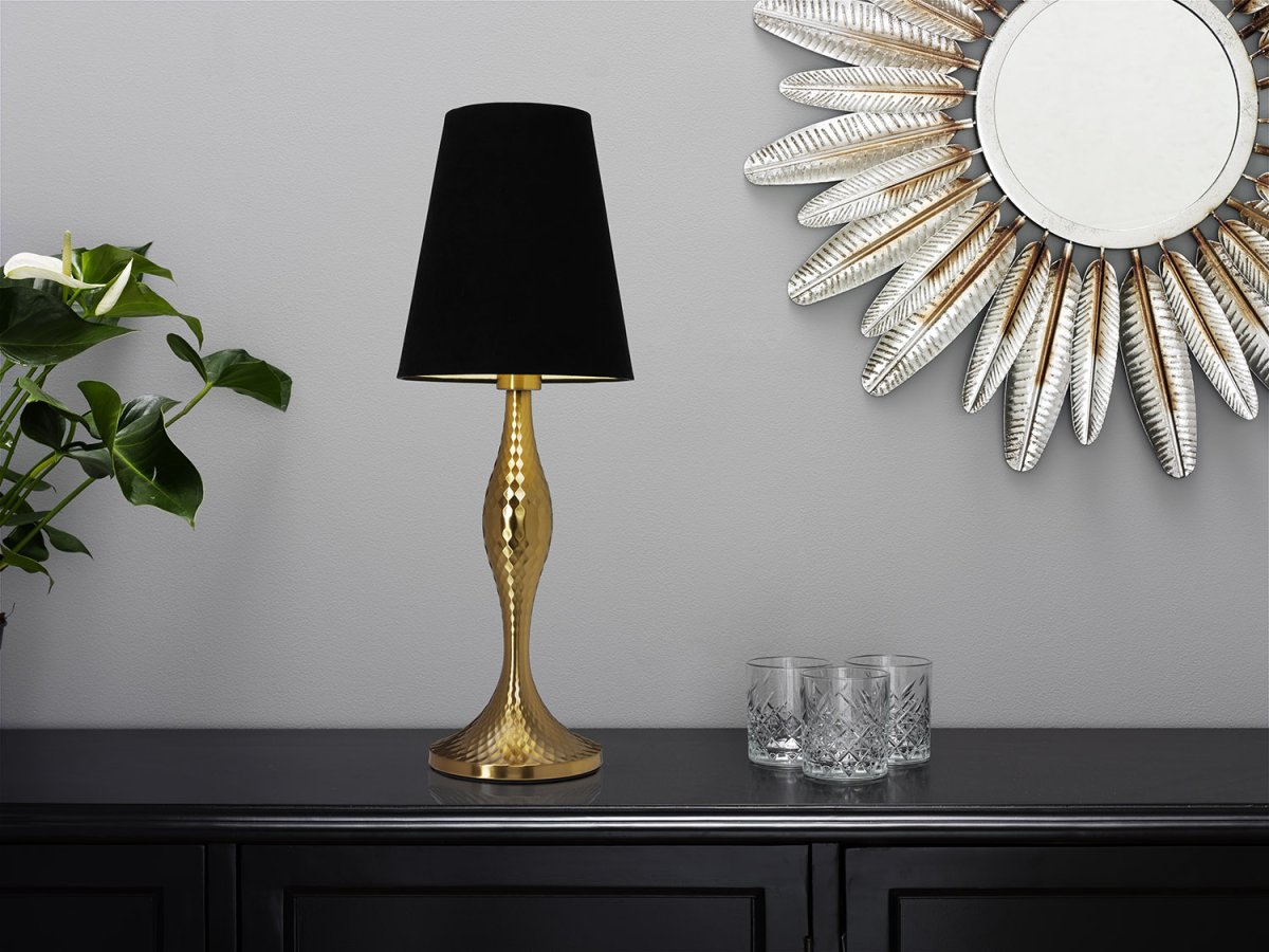 Aladdin 50cm Guld bordlampe Fra Cottex - Den sorte tekstilsk&aelig;rm skaber en stilfuld kontrast til den skinnende messingsokkel, hvilket g&oslash;r lampen til et perfekt valg til b&aring;de klassiske og moderne hjem.