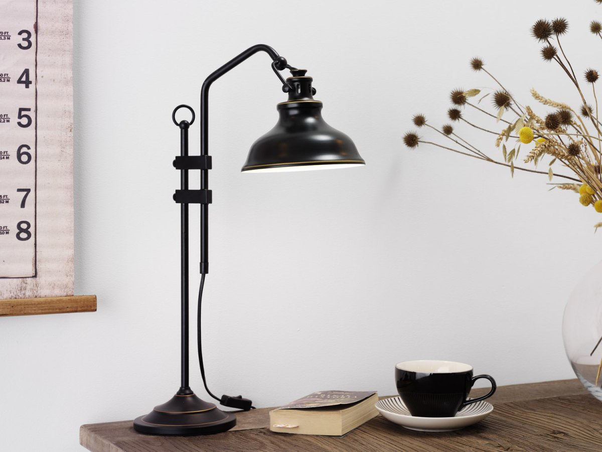 New Haven 50cm Sort bordlampe Fra Cottex - New Haven metal bordlampe med sort antik finish er en smuk lampe med industrielt design.