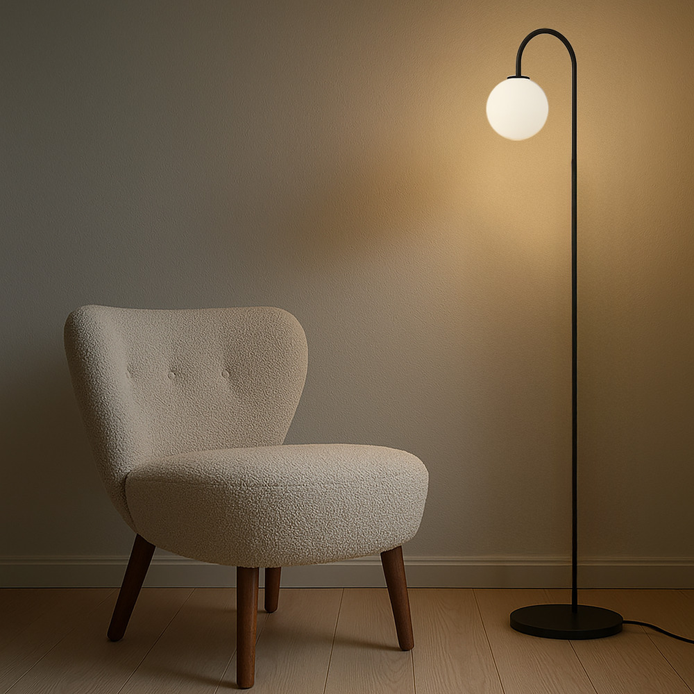 Ballon Sort gulvlampe Fra Herstal - Denne lampe er perfekt til at sprede en f&oslash;lelse af hygge og elegance, uanset om det er i stuen, sovev&aelig;relset eller p&aring; kontoret.