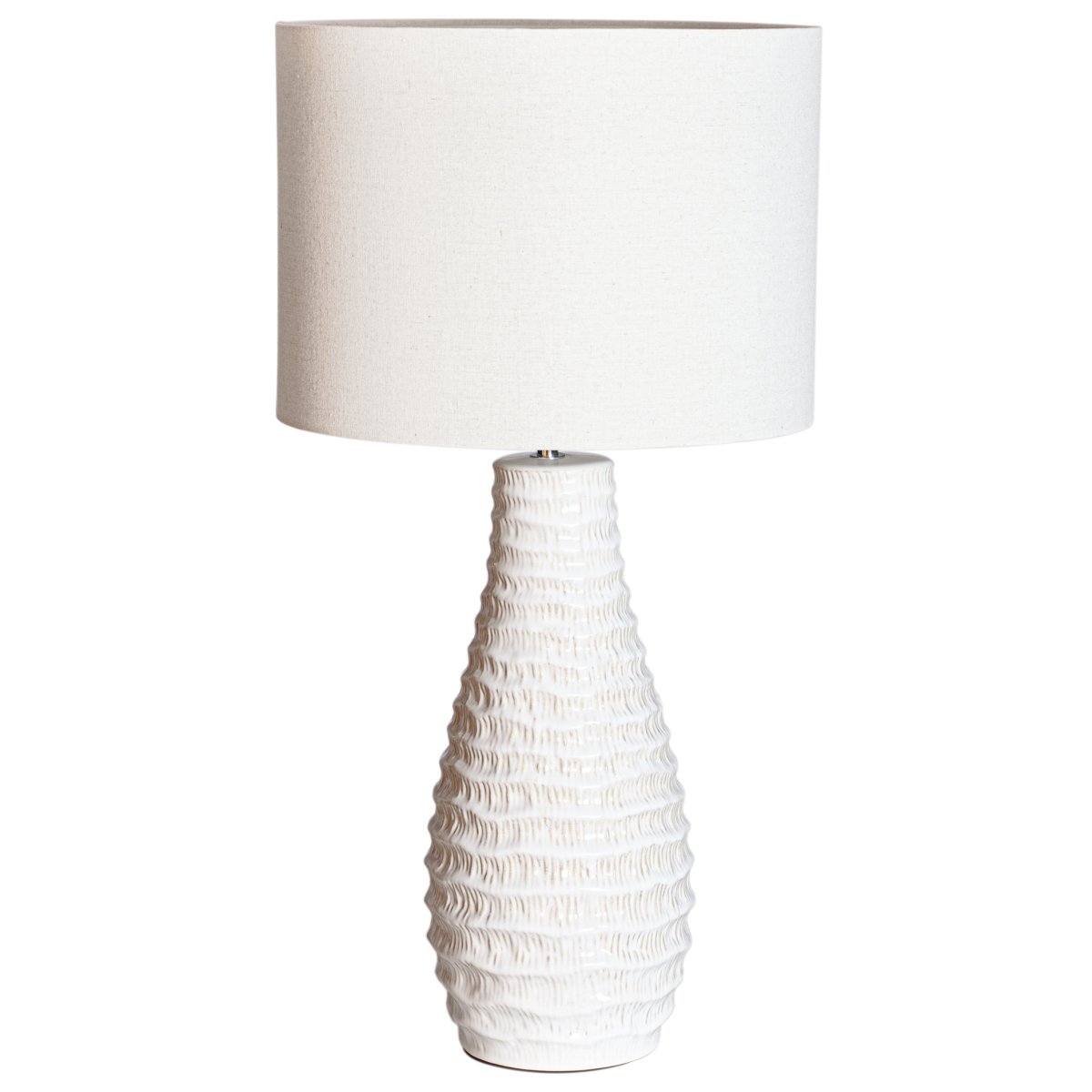Bartha 74cm Cremet hvid bordlampe Fra By Rydéns - Lampefoden i et smukt design lavet af keramik i en cremet hvid farve skaber en dejlig harmoni i kombination med h&oslash;rsk&aelig;rmen i beige.