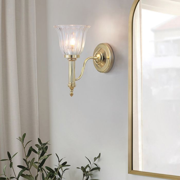 Carroll 14cm Poleret messing badeværelseslampe Fra Elstead Lighting - Placer den ved siden af badev&aelig;relsesspejlet for praktisk og elegant belysning, der passer til b&aring;de moderne og traditionelle milj&oslash;er.